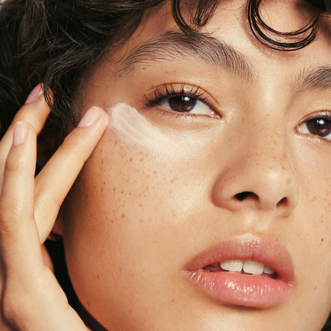 ¿Cómo cuidar la piel del contorno de los ojos?